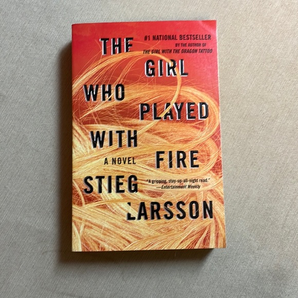 Chronicle Books Other - 🌈2/$8 The Girl Who Played with Fire #2 in the Millenium Series